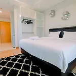 Monas View Studio Apartment At Capitol Suites By Travelio